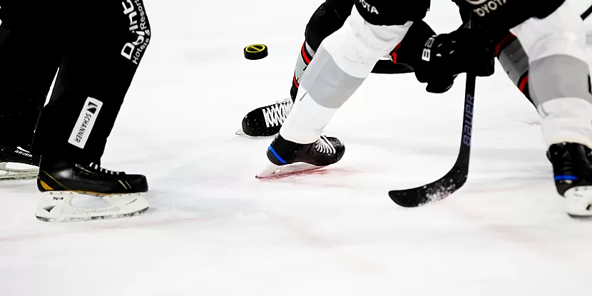 Image de couverture avec des personnes pratiquant du sport Hockey sur Glace