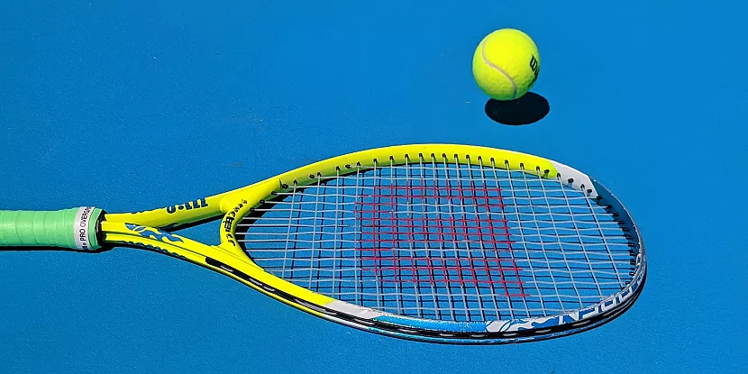Image de couverture avec des personnes pratiquant du sport Tennis