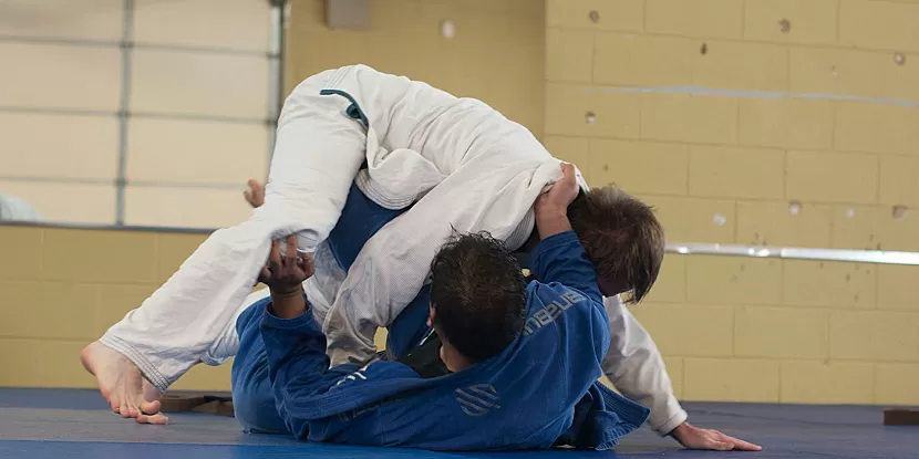 Image de couverture avec des personnes pratiquant du sport Judo